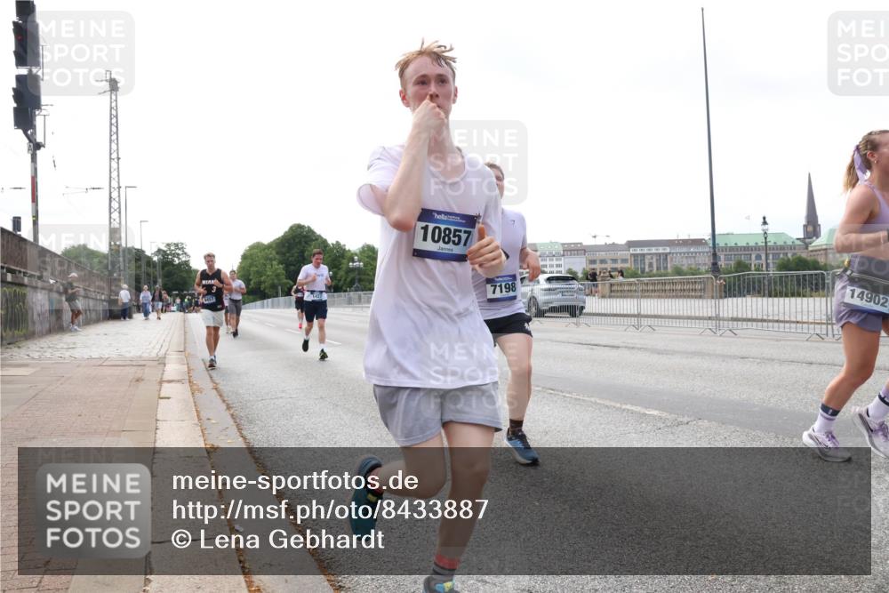 29.06.2025 - hella hamburg halbmarathon Lena Gebhardt http://msf.ph/oto/8433887 29.06.2025 10:08:28 Lombardsbrücke 9457, 3, 10857, 7198, 14902, 1427, 1527, 2427, 5926, 6100, 6590, 7198, 7348, 7476, 8585, 9457, 9616, 9823, 9951, 9958, 10035, 10092, 10609, 10857, 11780, 11967, 12144, 12658, 12893, 13014, 14631, 14902, 14965, 15429, 16439, 18325 meine-sportfotos.de