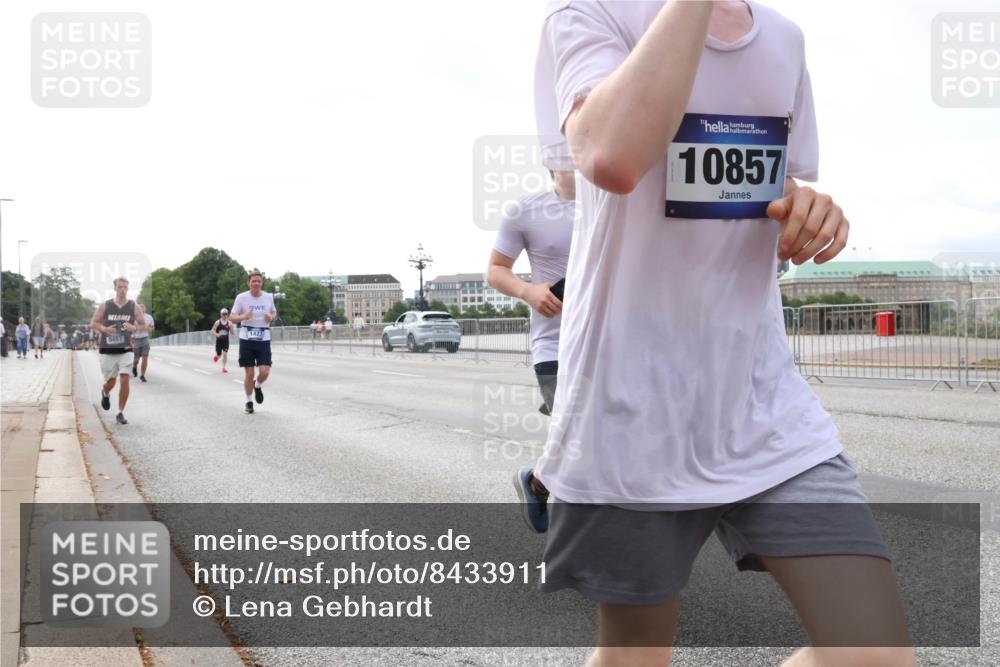 29.06.2025 - hella hamburg halbmarathon Lena Gebhardt http://msf.ph/oto/8433911 29.06.2025 10:08:29 Lombardsbrücke 1427, 9457, 10857, 1427, 1527, 2427, 3762, 5926, 6100, 6590, 7198, 7348, 7476, 8585, 9457, 9616, 9823, 9951, 9958, 10035, 10092, 10609, 10857, 11780, 11967, 12144, 12658, 12893, 13014, 14631, 14902, 14965, 15429, 16439, 18325 meine-sportfotos.de