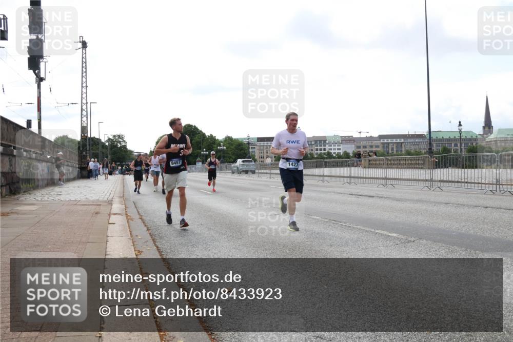 29.06.2025 - hella hamburg halbmarathon Lena Gebhardt http://msf.ph/oto/8433923 29.06.2025 10:08:30 Lombardsbrücke 9457, 1427, 1427, 1527, 2427, 3762, 5926, 6100, 6590, 7198, 7348, 7476, 8585, 9457, 9616, 9823, 9951, 9958, 10035, 10092, 10609, 10857, 11780, 11967, 12144, 12658, 13014, 14631, 14902, 14965, 15429, 16439, 18325 meine-sportfotos.de