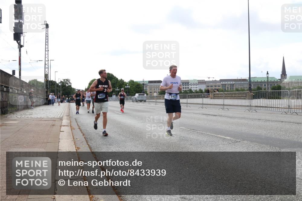 29.06.2025 - hella hamburg halbmarathon Lena Gebhardt http://msf.ph/oto/8433939 29.06.2025 10:08:30 Lombardsbrücke 9457, 1427, 1427, 1527, 2427, 3762, 5926, 6100, 6590, 7198, 7348, 7476, 8585, 9457, 9616, 9823, 9951, 9958, 10035, 10092, 10609, 10857, 11780, 11967, 12144, 12658, 13014, 14631, 14902, 14965, 15429, 16439, 18325 meine-sportfotos.de