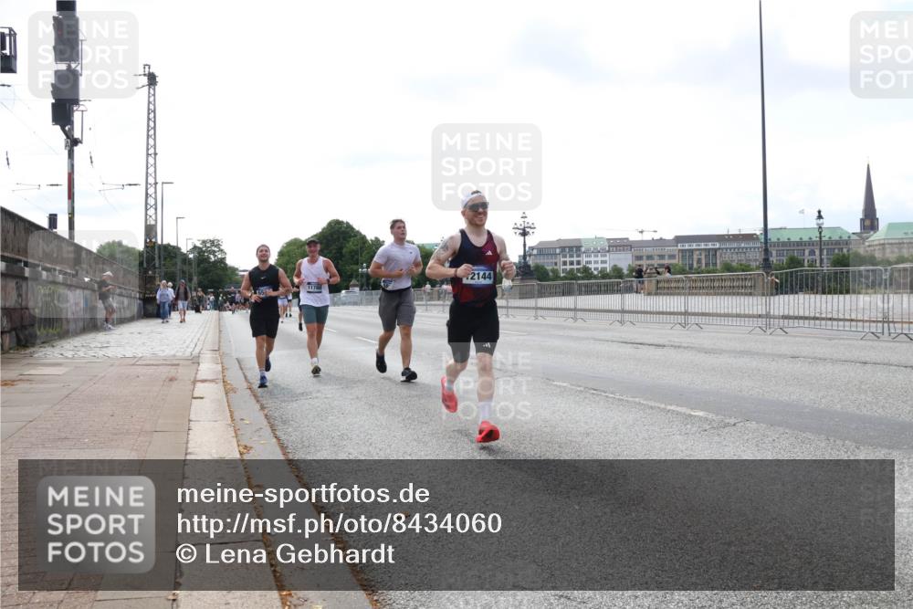 29.06.2025 - hella hamburg halbmarathon Lena Gebhardt http://msf.ph/oto/8434060 29.06.2025 10:08:33 Lombardsbrücke 2144, 11780, 1427, 2427, 3762, 5926, 6100, 6590, 7198, 7348, 7476, 8585, 9457, 9616, 9823, 9951, 9958, 10035, 10092, 10609, 10857, 11780, 11967, 12144, 12658, 13014, 13174, 14631, 14902, 14965, 15429, 16439, 18325 meine-sportfotos.de