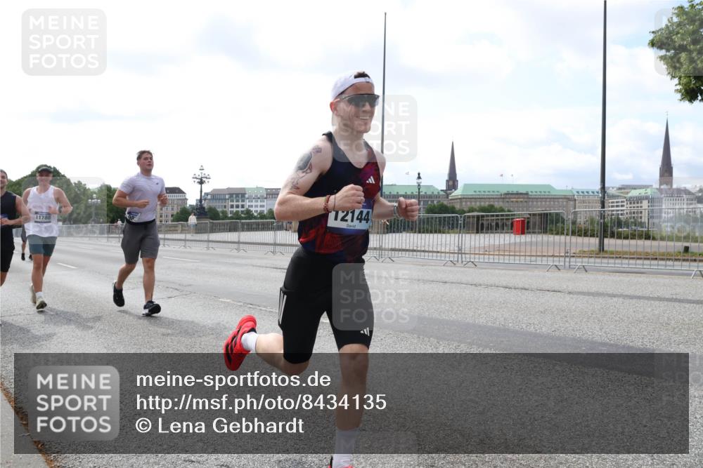 29.06.2025 - hella hamburg halbmarathon Lena Gebhardt http://msf.ph/oto/8434135 29.06.2025 10:08:34 Lombardsbrücke 11780, 12144, 1427, 2427, 3762, 5347, 5926, 6100, 6590, 7198, 7348, 7476, 8585, 9457, 9616, 9823, 9951, 9958, 10035, 10092, 10609, 10857, 11657, 11780, 11967, 12144, 12658, 13014, 13174, 14631, 14902, 14965, 15429, 15584, 16439, 18325 meine-sportfotos.de