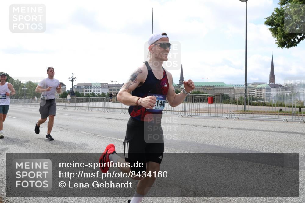 29.06.2025 - hella hamburg halbmarathon Lena Gebhardt http://msf.ph/oto/8434160 29.06.2025 10:08:34 Lombardsbrücke 1780, 98, 144, 1427, 2427, 3762, 5347, 5926, 6100, 6590, 7198, 7348, 7476, 8585, 9457, 9616, 9823, 9951, 9958, 10035, 10092, 10609, 10857, 11657, 11780, 11967, 12144, 12658, 13014, 13174, 14631, 14902, 14965, 15429, 15584, 16439, 18325 meine-sportfotos.de