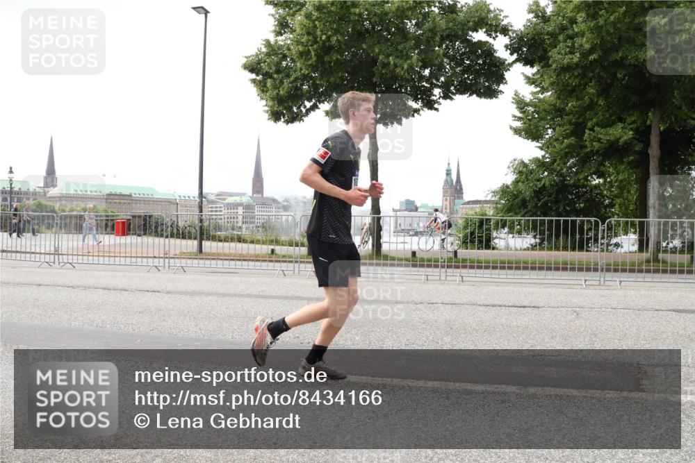 29.06.2025 - hella hamburg halbmarathon Lena Gebhardt http://msf.ph/oto/8434166 29.06.2025 10:44:39 Lombardsbrücke 1273, 1345, 1519, 1629, 1924, 2343, 2610, 2674, 3506, 3570, 4215, 4275, 4496, 4968, 5355, 5647, 5649, 5730, 5731, 6002, 6841, 6888, 7216, 7818, 7842, 8272, 8582, 9036, 9084, 9085, 9331, 9333, 9397, 9510, 9536, 10006, 10223, 10303, 10304, 10416, 10668, 11272, 11825, 11955, 12318, 12322, 12409, 12803, 12995, 13039, 13261, 13262, 13288, 13330, 13390, 13906, 14091, 14123, 14350, 14654, 14681, 14971, 18454, 18459 meine-sportfotos.de