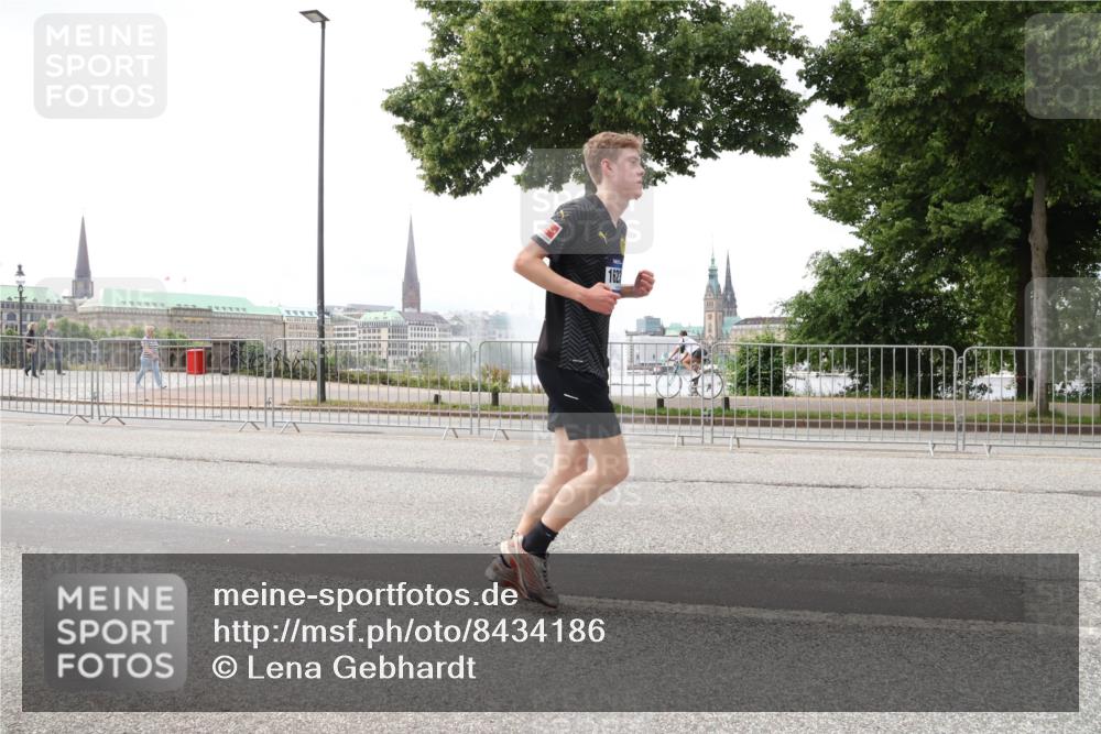 29.06.2025 - hella hamburg halbmarathon Lena Gebhardt http://msf.ph/oto/8434186 29.06.2025 10:44:39 Lombardsbrücke 1623, 1273, 1345, 1519, 1629, 1924, 2343, 2610, 2674, 3506, 3570, 4215, 4275, 4496, 4968, 5355, 5647, 5649, 5730, 5731, 6002, 6841, 6888, 7216, 7818, 7842, 8272, 8582, 9036, 9084, 9085, 9331, 9333, 9397, 9510, 9536, 10006, 10223, 10303, 10304, 10416, 10668, 11272, 11825, 11955, 12318, 12322, 12409, 12803, 12995, 13039, 13261, 13262, 13288, 13330, 13390, 13906, 14091, 14123, 14350, 14654, 14681, 14971, 18454, 18459 meine-sportfotos.de
