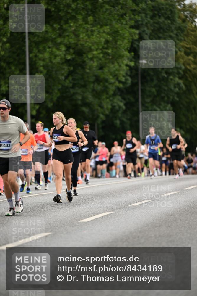 29.06.2025 - hella hamburg halbmarathon Dr. Thomas Lammeyer http://msf.ph/oto/8434189 29.06.2025 10:53:52 Kennedybrücke 1167, 1584, 1805, 2437, 2438, 2668, 2716, 2997, 3253, 4769, 5118, 5479, 5480, 5781, 6191, 7203, 7650, 7679, 7947, 7948, 8065, 9162, 10130, 10333, 10654, 10782, 11192 meine-sportfotos.de