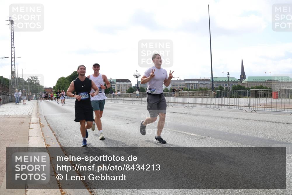 29.06.2025 - hella hamburg halbmarathon Lena Gebhardt http://msf.ph/oto/8434213 29.06.2025 10:08:35 Lombardsbrücke 590, 86, 1427, 2427, 3762, 5347, 5926, 6100, 6590, 7198, 7348, 7476, 8585, 9457, 9616, 9823, 9951, 9958, 10035, 10092, 10609, 10857, 11657, 11780, 11967, 12144, 12658, 13014, 13174, 14631, 14902, 14965, 15429, 15584, 16439, 18325 meine-sportfotos.de