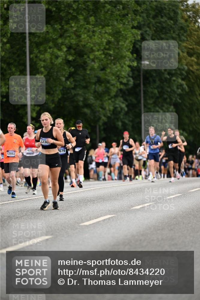 29.06.2025 - hella hamburg halbmarathon Dr. Thomas Lammeyer http://msf.ph/oto/8434220 29.06.2025 10:53:53 Kennedybrücke 1167, 1584, 1805, 2437, 2438, 2541, 2668, 2716, 2997, 3253, 4769, 5118, 5479, 5480, 6191, 7203, 7650, 7679, 7947, 7948, 8065, 9162, 10038, 10130, 10333, 10654, 10782, 11192 meine-sportfotos.de