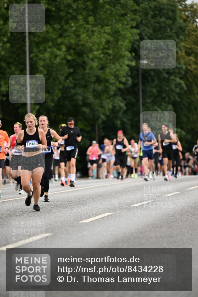 29.06.2025 - hella hamburg halbmarathon Dr. Thomas Lammeyer http://msf.ph/oto/8434228 29.06.2025 10:53:53 Kennedybrücke 1167, 1584, 1805, 2437, 2438, 2541, 2668, 2716, 2997, 3253, 4769, 5118, 5479, 5480, 6191, 7203, 7650, 7679, 7947, 7948, 8065, 9162, 10038, 10130, 10333, 10654, 10782, 11192 meine-sportfotos.de