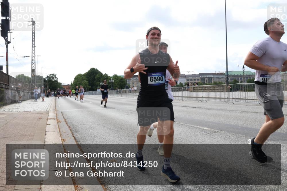 29.06.2025 - hella hamburg halbmarathon Lena Gebhardt http://msf.ph/oto/8434250 29.06.2025 10:08:35 Lombardsbrücke 6590, 98, 1427, 2427, 3762, 5347, 5926, 6100, 6590, 7198, 7348, 7476, 8585, 9457, 9616, 9823, 9951, 9958, 10035, 10092, 10609, 10857, 11657, 11780, 11967, 12144, 12658, 13014, 13174, 14631, 14902, 14965, 15429, 15584, 16439, 18325 meine-sportfotos.de