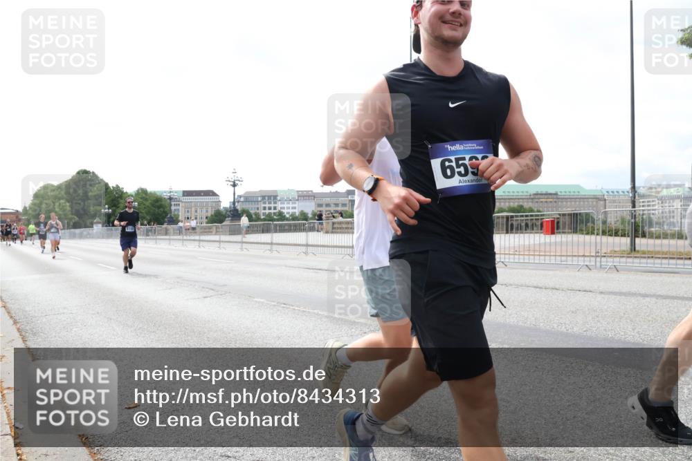 29.06.2025 - hella hamburg halbmarathon Lena Gebhardt http://msf.ph/oto/8434313 29.06.2025 10:08:36 Lombardsbrücke 659, 1427, 2427, 3762, 5347, 5926, 6100, 6590, 7198, 7476, 9457, 9616, 9823, 9951, 9958, 10035, 10092, 10609, 10857, 11657, 11780, 11967, 12144, 12658, 13014, 13174, 14631, 14902, 14965, 15429, 15584, 16439 meine-sportfotos.de