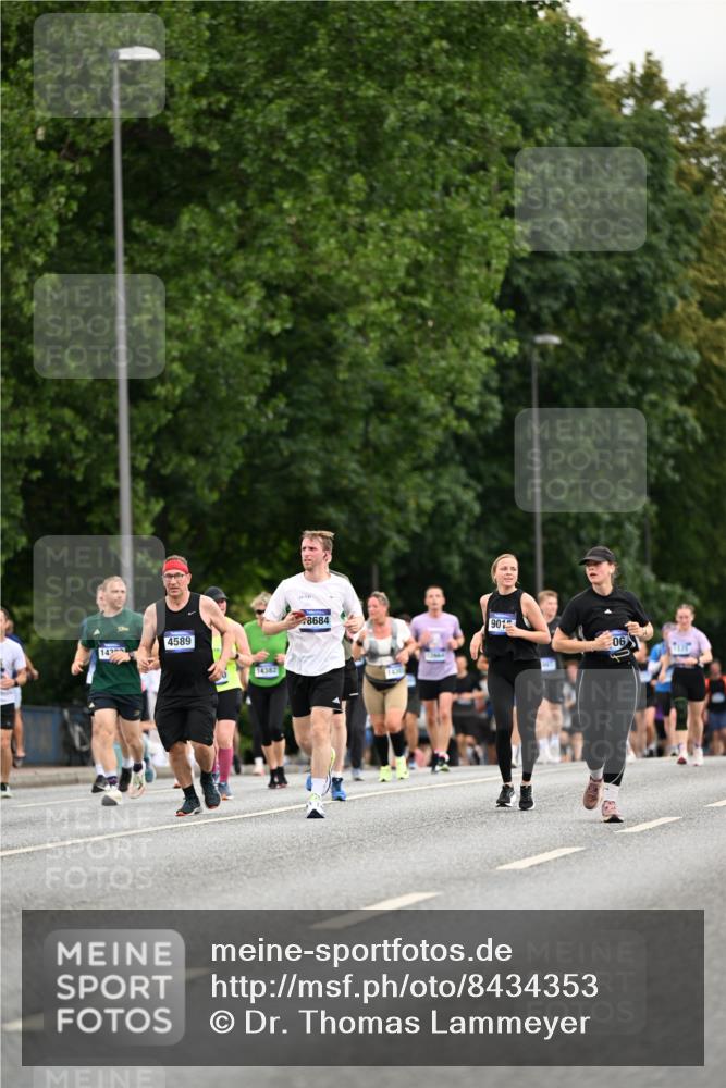 29.06.2025 - hella hamburg halbmarathon Dr. Thomas Lammeyer http://msf.ph/oto/8434353 29.06.2025 10:54:01 Kennedybrücke 1167, 1805, 2437, 2438, 2541, 2716, 2997, 3253, 4589, 4769, 5106, 5118, 5479, 5480, 6694, 7679, 9015, 9162, 10038, 10130, 10654, 10782, 11030 meine-sportfotos.de