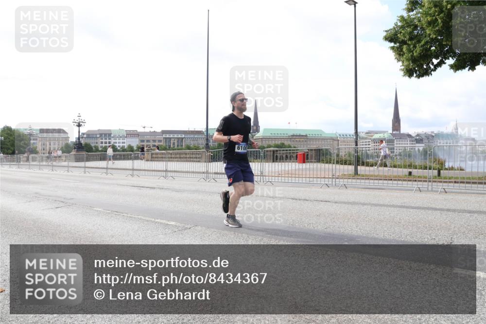 29.06.2025 - hella hamburg halbmarathon Lena Gebhardt http://msf.ph/oto/8434367 29.06.2025 10:08:39 Lombardsbrücke 6100, 1427, 2427, 3762, 5347, 5926, 6100, 6590, 7198, 7476, 9457, 9616, 9823, 9951, 9958, 10035, 10092, 10609, 10857, 11657, 11780, 11967, 12144, 13014, 13174, 13593, 14631, 14902, 14965, 15429, 15584, 15586, 15592, 16439, 18266 meine-sportfotos.de