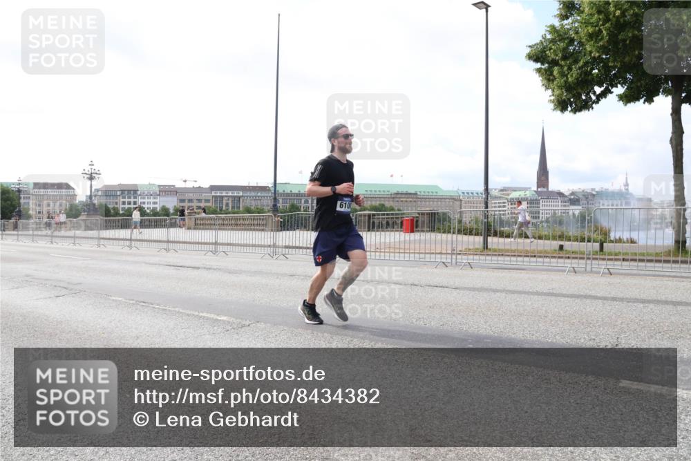 29.06.2025 - hella hamburg halbmarathon Lena Gebhardt http://msf.ph/oto/8434382 29.06.2025 10:08:39 Lombardsbrücke 6100, 1427, 2427, 3762, 5347, 5926, 6100, 6590, 7198, 7476, 9457, 9616, 9823, 9951, 9958, 10035, 10092, 10609, 10857, 11657, 11780, 11967, 12144, 13014, 13174, 13593, 14631, 14902, 14965, 15429, 15584, 15586, 15592, 16439, 18266 meine-sportfotos.de