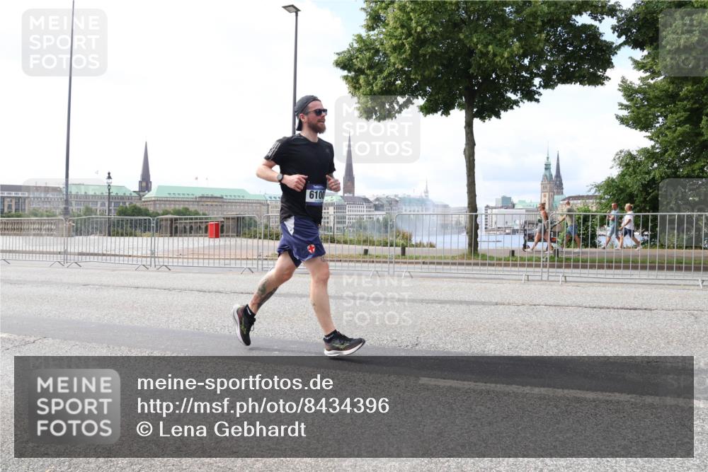 29.06.2025 - hella hamburg halbmarathon Lena Gebhardt http://msf.ph/oto/8434396 29.06.2025 10:08:39 Lombardsbrücke 6100, 1427, 2427, 3762, 5347, 5926, 6100, 6590, 7198, 7476, 9457, 9616, 9823, 9951, 9958, 10035, 10092, 10609, 10857, 11657, 11780, 11967, 12144, 13014, 13174, 13593, 14631, 14902, 14965, 15429, 15584, 15586, 15592, 16439, 18266 meine-sportfotos.de