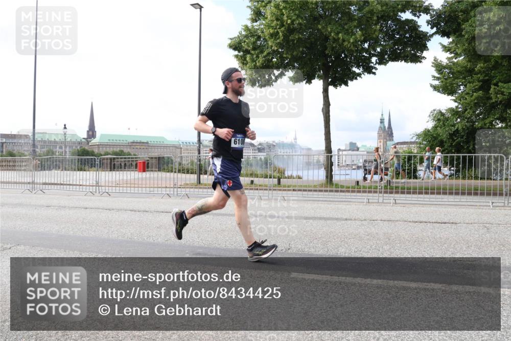 29.06.2025 - hella hamburg halbmarathon Lena Gebhardt http://msf.ph/oto/8434425 29.06.2025 10:08:39 Lombardsbrücke 6100, 1427, 2427, 3762, 5347, 5926, 6100, 6590, 7198, 7476, 9457, 9616, 9823, 9951, 9958, 10035, 10092, 10609, 10857, 11657, 11780, 11967, 12144, 13014, 13174, 13593, 14631, 14902, 14965, 15429, 15584, 15586, 15592, 16439, 18266 meine-sportfotos.de