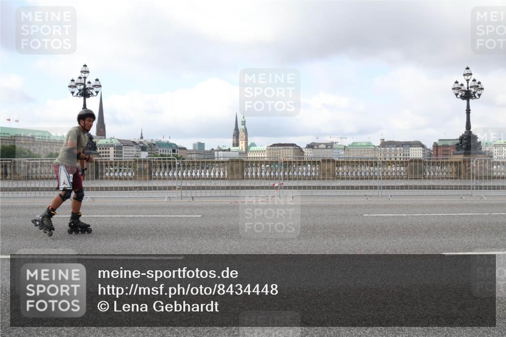 29.06.2025 - hella hamburg halbmarathon Lena Gebhardt http://msf.ph/oto/8434448 29.06.2025 09:01:22 Lombardsbrücke  meine-sportfotos.de