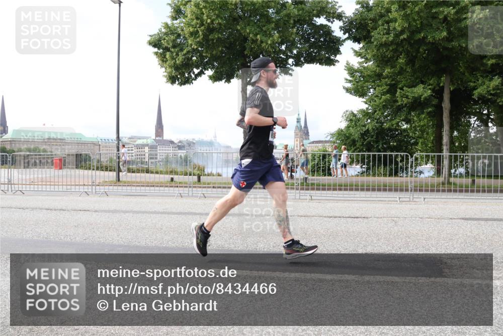 29.06.2025 - hella hamburg halbmarathon Lena Gebhardt http://msf.ph/oto/8434466 29.06.2025 10:08:40 Lombardsbrücke 1427, 2427, 3762, 5347, 5926, 6100, 6590, 7198, 7476, 9457, 9616, 9823, 9951, 9958, 10035, 10092, 10609, 10857, 11657, 11780, 11967, 12144, 13014, 13174, 13592, 13593, 14631, 14902, 14965, 15429, 15584, 15586, 15592, 16439, 18266 meine-sportfotos.de
