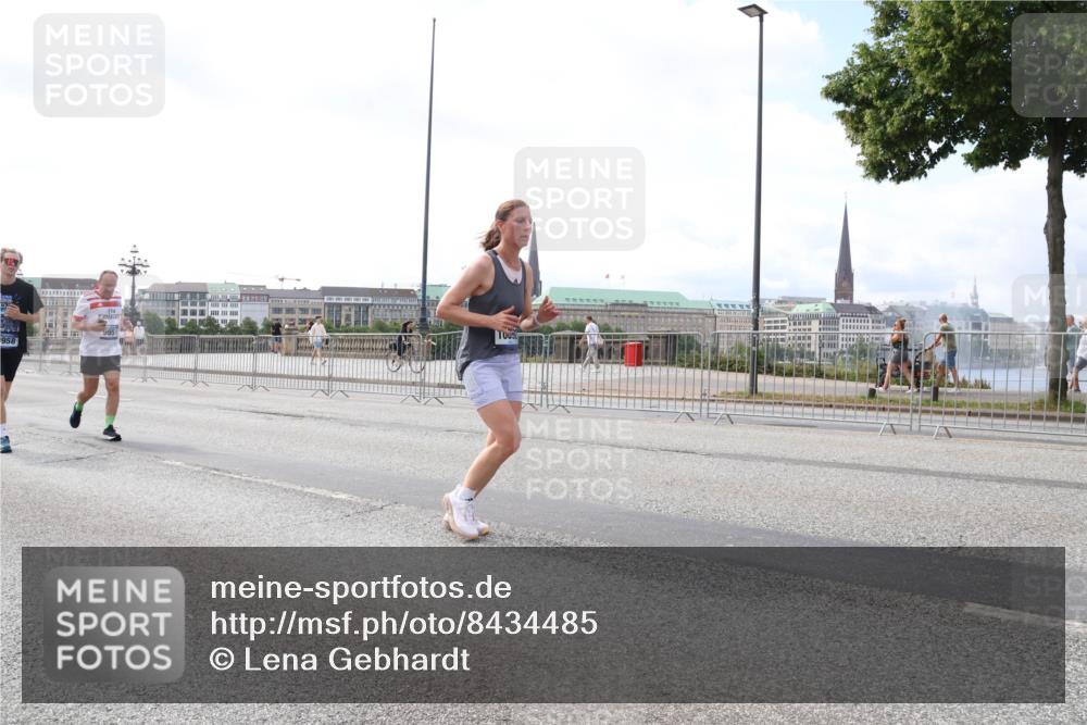 29.06.2025 - hella hamburg halbmarathon Lena Gebhardt http://msf.ph/oto/8434485 29.06.2025 10:08:43 Lombardsbrücke 958, 9951, 1427, 2427, 3762, 5347, 5926, 6100, 6590, 7198, 7453, 7476, 9457, 9616, 9823, 9951, 9958, 10035, 10092, 10609, 10857, 11657, 11780, 11967, 12144, 13014, 13174, 13592, 13593, 14631, 14902, 14965, 15429, 15584, 15586, 15592, 16439, 18266 meine-sportfotos.de