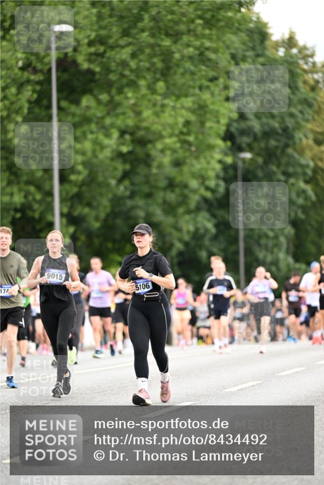 29.06.2025 - hella hamburg halbmarathon Dr. Thomas Lammeyer http://msf.ph/oto/8434492 29.06.2025 10:54:06 Kennedybrücke 1525, 1805, 2437, 2438, 2541, 2716, 2927, 2997, 3070, 4589, 5106, 5479, 5480, 5997, 6680, 6694, 6989, 7679, 8254, 9015, 9162, 9261, 10038, 10704, 10782, 11030 meine-sportfotos.de