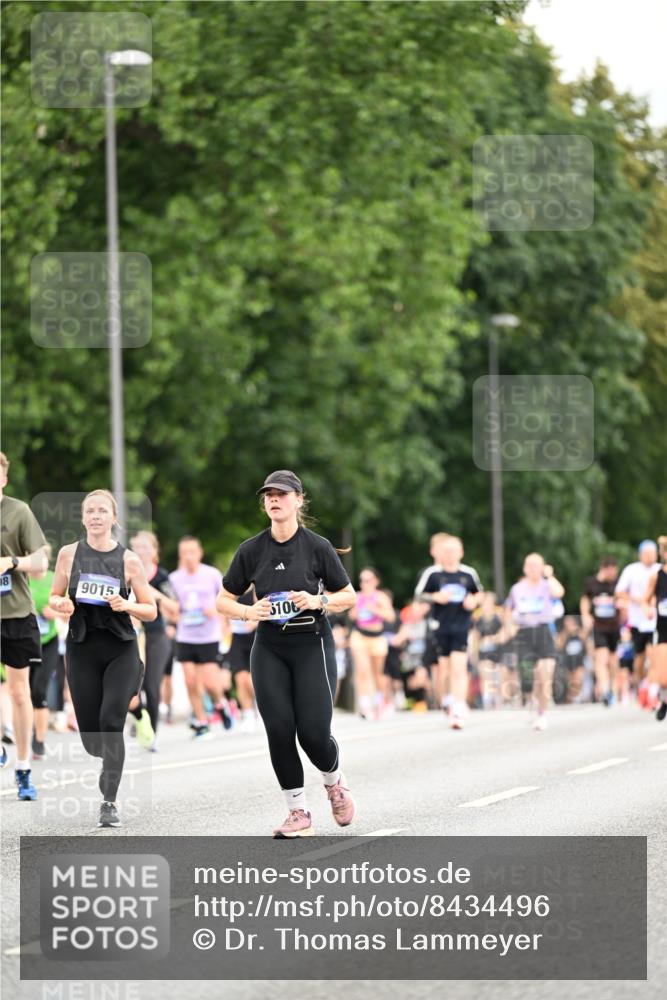 29.06.2025 - hella hamburg halbmarathon Dr. Thomas Lammeyer http://msf.ph/oto/8434496 29.06.2025 10:54:06 Kennedybrücke 1525, 1805, 2437, 2438, 2541, 2716, 2927, 2997, 3070, 4589, 5106, 5479, 5480, 5997, 6680, 6694, 6989, 7679, 8254, 9015, 9162, 9261, 10038, 10704, 10782, 11030 meine-sportfotos.de