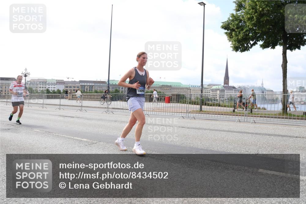 29.06.2025 - hella hamburg halbmarathon Lena Gebhardt http://msf.ph/oto/8434502 29.06.2025 10:08:44 Lombardsbrücke 9951, 10092, 1427, 2427, 3762, 5347, 5926, 6100, 6590, 7198, 7453, 7476, 9457, 9616, 9823, 9951, 9958, 10035, 10092, 10857, 11657, 11780, 11967, 12144, 13174, 13592, 13593, 14631, 14902, 14965, 15429, 15584, 15586, 15592, 16439, 18266, 18505 meine-sportfotos.de