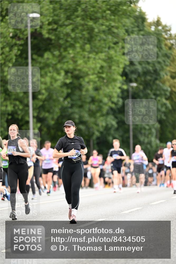 29.06.2025 - hella hamburg halbmarathon Dr. Thomas Lammeyer http://msf.ph/oto/8434505 29.06.2025 10:54:06 Kennedybrücke 1525, 1805, 2437, 2438, 2541, 2716, 2927, 2997, 3070, 4589, 5106, 5479, 5480, 5997, 6680, 6694, 6989, 7679, 8254, 9015, 9162, 9261, 10038, 10704, 10782, 11030 meine-sportfotos.de