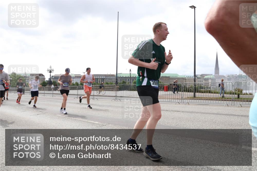 29.06.2025 - hella hamburg halbmarathon Lena Gebhardt http://msf.ph/oto/8434537 29.06.2025 10:44:45 Lombardsbrücke 7216, 9331, 4215, 350, 1024, 1273, 1345, 1519, 1629, 1924, 2007, 2343, 2610, 2674, 2779, 3506, 3570, 4215, 4275, 4496, 4968, 5355, 5647, 5649, 6002, 6841, 6888, 7216, 7842, 8272, 8582, 8907, 9036, 9084, 9085, 9331, 9333, 9397, 9536, 10006, 10303, 10304, 10416, 10562, 10566, 10668, 10707, 11272, 11825, 12318, 12322, 12394, 12409, 12803, 12995, 13039, 13261, 13262, 13288, 13330, 13390, 13906, 14091, 14123, 14350, 14654, 14681, 14971, 18454, 18459 meine-sportfotos.de