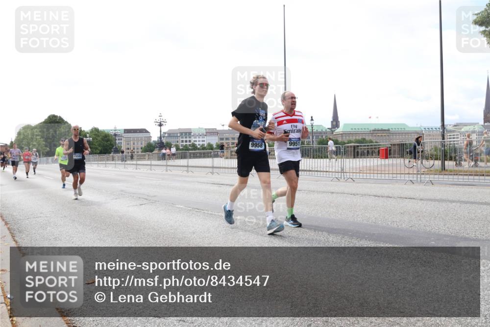 29.06.2025 - hella hamburg halbmarathon Lena Gebhardt http://msf.ph/oto/8434547 29.06.2025 10:08:45 Lombardsbrücke 15584, 5347, 9958, 9951, 1427, 3762, 5347, 6100, 6590, 7198, 7453, 7476, 9457, 9616, 9823, 9951, 9958, 10035, 10092, 11657, 11780, 11967, 12144, 13174, 13592, 13593, 14631, 14902, 14965, 15429, 15584, 15586, 15592, 16439, 18266, 18505 meine-sportfotos.de