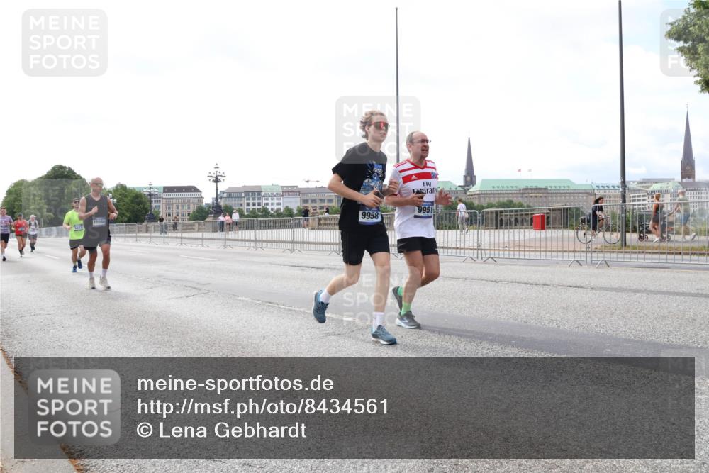 29.06.2025 - hella hamburg halbmarathon Lena Gebhardt http://msf.ph/oto/8434561 29.06.2025 10:08:45 Lombardsbrücke 347, 15584, 9958, 9951, 1427, 3762, 5347, 6100, 6590, 7198, 7453, 7476, 9457, 9616, 9823, 9951, 9958, 10035, 10092, 11657, 11780, 11967, 12144, 13174, 13592, 13593, 14631, 14902, 14965, 15429, 15584, 15586, 15592, 16439, 18266, 18505 meine-sportfotos.de