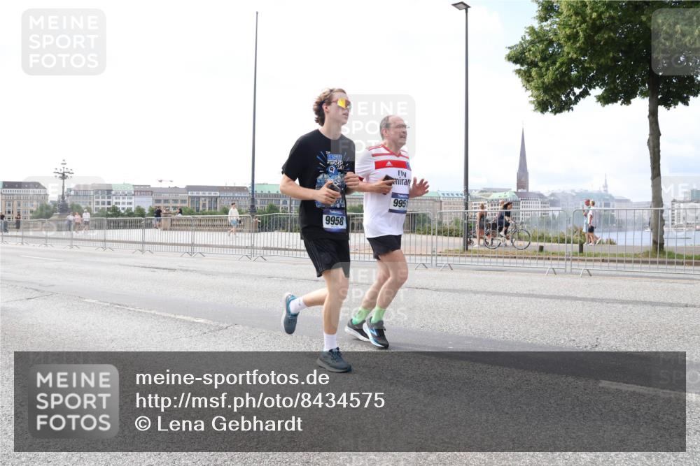 29.06.2025 - hella hamburg halbmarathon Lena Gebhardt http://msf.ph/oto/8434575 29.06.2025 10:08:46 Lombardsbrücke 9958, 9951, 1427, 3762, 5347, 6100, 6590, 7453, 7476, 9457, 9823, 9951, 9958, 10035, 10092, 11657, 11780, 11967, 12144, 13174, 13592, 13593, 14631, 14902, 14965, 15429, 15584, 15586, 15592, 16439, 18266, 18505 meine-sportfotos.de