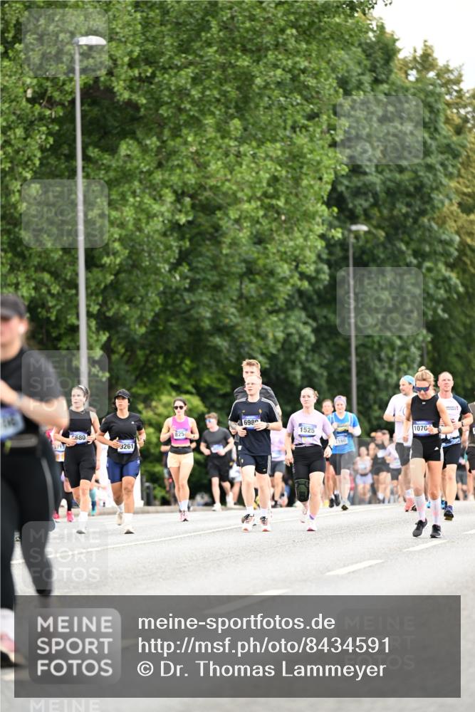 29.06.2025 - hella hamburg halbmarathon Dr. Thomas Lammeyer http://msf.ph/oto/8434591 29.06.2025 10:54:09 Kennedybrücke 1525, 1805, 2437, 2438, 2541, 2716, 2927, 2997, 3070, 4589, 5106, 5479, 5480, 5997, 6680, 6694, 6989, 7679, 8254, 9015, 9162, 9261, 10038, 10060, 10704, 10782, 11030 meine-sportfotos.de