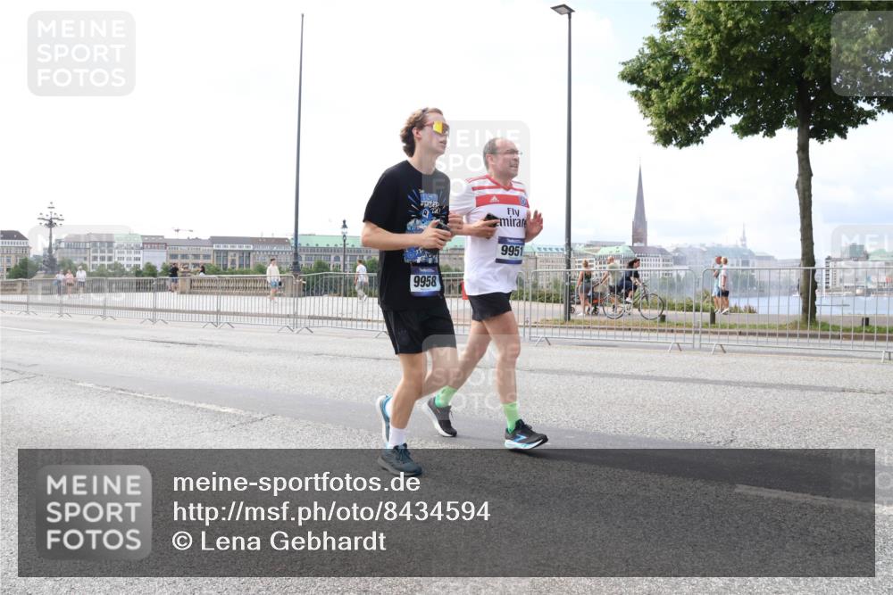 29.06.2025 - hella hamburg halbmarathon Lena Gebhardt http://msf.ph/oto/8434594 29.06.2025 10:08:46 Lombardsbrücke 9958, 9951, 1427, 3762, 5347, 6100, 6590, 7453, 7476, 9457, 9823, 9951, 9958, 10035, 10092, 11657, 11780, 11967, 12144, 13174, 13592, 13593, 14631, 14902, 14965, 15429, 15584, 15586, 15592, 16439, 18266, 18505 meine-sportfotos.de