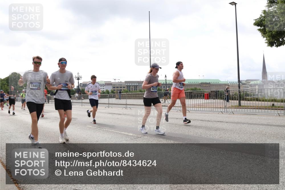 29.06.2025 - hella hamburg halbmarathon Lena Gebhardt http://msf.ph/oto/8434624 29.06.2025 10:44:46 Lombardsbrücke 18459, 8454, 4215, 9331, 1024, 1273, 1345, 1629, 1924, 2007, 2343, 2610, 2674, 2779, 3506, 3570, 4215, 4275, 4496, 4968, 5355, 5647, 5649, 6002, 6841, 6888, 7216, 8272, 8582, 8907, 9036, 9084, 9085, 9331, 9333, 9397, 9536, 10006, 10303, 10304, 10416, 10562, 10566, 10668, 10707, 11272, 11825, 12198, 12318, 12322, 12394, 12409, 12803, 12995, 13039, 13261, 13262, 13288, 13330, 13390, 13906, 14091, 14123, 14350, 14654, 14681, 14971, 18454, 18459 meine-sportfotos.de