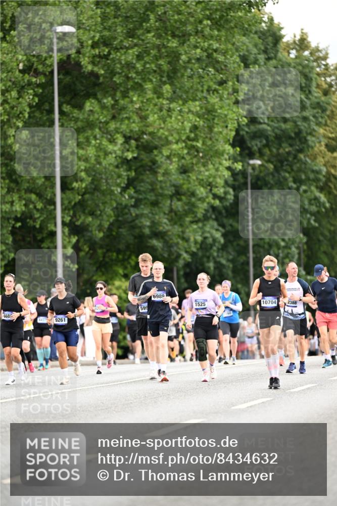 29.06.2025 - hella hamburg halbmarathon Dr. Thomas Lammeyer http://msf.ph/oto/8434632 29.06.2025 10:54:10 Kennedybrücke 1525, 1805, 2437, 2438, 2541, 2927, 2997, 3070, 4589, 5106, 5479, 5480, 5997, 6680, 6694, 6989, 7679, 8254, 9015, 9162, 9261, 10038, 10060, 10704, 10782, 11030 meine-sportfotos.de