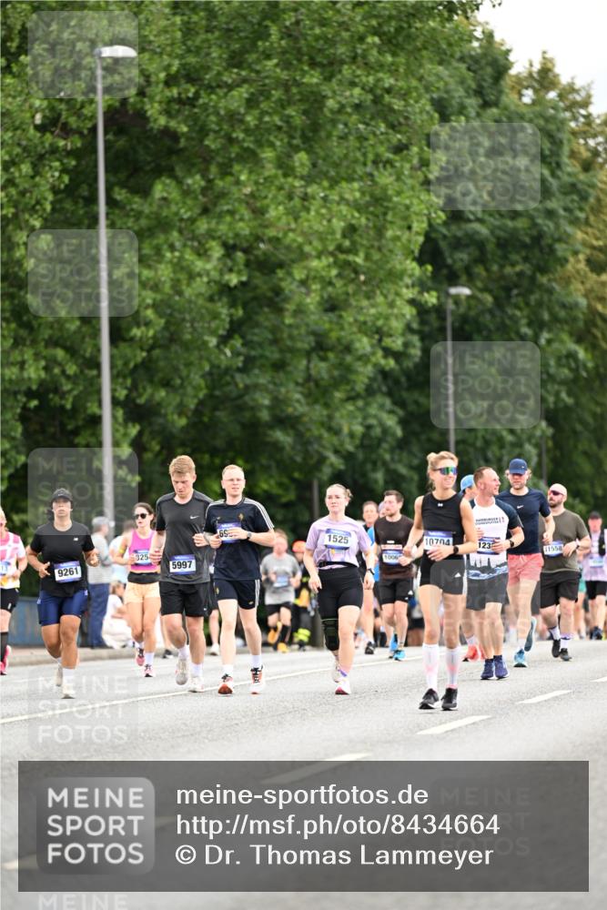 29.06.2025 - hella hamburg halbmarathon Dr. Thomas Lammeyer http://msf.ph/oto/8434664 29.06.2025 10:54:11 Kennedybrücke 1525, 1805, 2437, 2438, 2541, 2927, 2997, 3070, 4589, 5106, 5479, 5480, 5997, 6680, 6694, 6989, 7679, 7755, 8254, 9015, 9162, 9261, 10038, 10060, 10704, 10782, 11030 meine-sportfotos.de