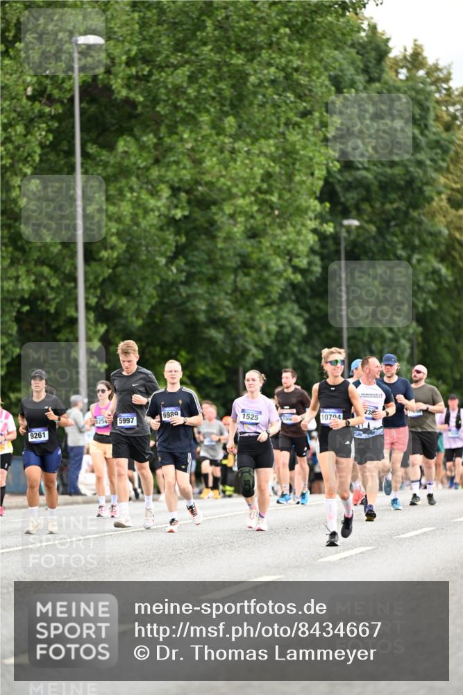 29.06.2025 - hella hamburg halbmarathon Dr. Thomas Lammeyer http://msf.ph/oto/8434667 29.06.2025 10:54:11 Kennedybrücke 1525, 1805, 2437, 2438, 2541, 2927, 2997, 3070, 4589, 5106, 5479, 5480, 5997, 6680, 6694, 6989, 7679, 7755, 8254, 9015, 9162, 9261, 10038, 10060, 10704, 10782, 11030 meine-sportfotos.de