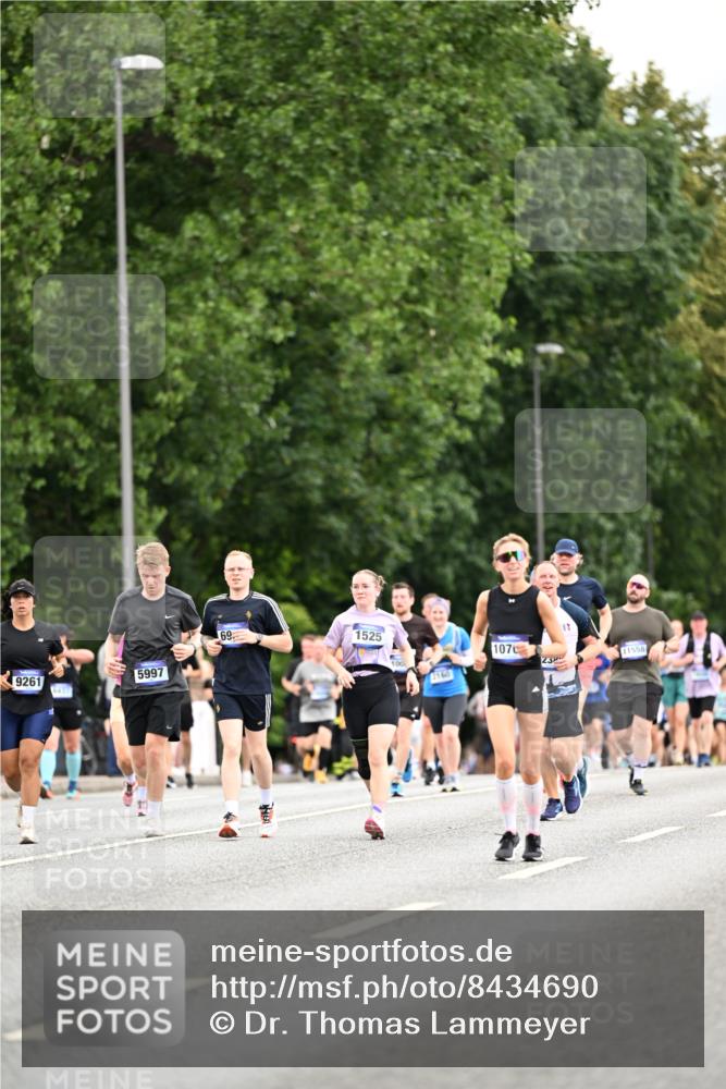 29.06.2025 - hella hamburg halbmarathon Dr. Thomas Lammeyer http://msf.ph/oto/8434690 29.06.2025 10:54:11 Kennedybrücke 1525, 1805, 2437, 2438, 2541, 2927, 2997, 3070, 4589, 5106, 5479, 5480, 5997, 6680, 6694, 6989, 7679, 7755, 8254, 9015, 9162, 9261, 10038, 10060, 10704, 10782, 11030 meine-sportfotos.de