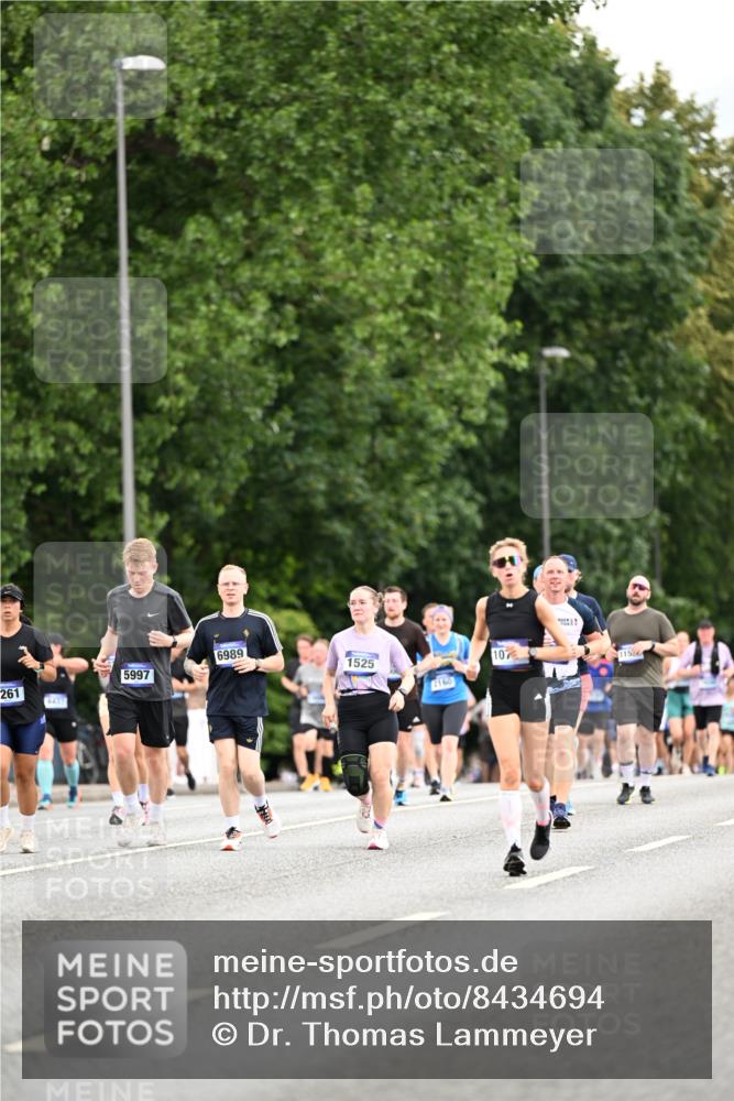 29.06.2025 - hella hamburg halbmarathon Dr. Thomas Lammeyer http://msf.ph/oto/8434694 29.06.2025 10:54:11 Kennedybrücke 1525, 1805, 2437, 2438, 2541, 2927, 2997, 3070, 4589, 5106, 5479, 5480, 5997, 6680, 6694, 6989, 7679, 7755, 8254, 9015, 9162, 9261, 10038, 10060, 10704, 10782, 11030 meine-sportfotos.de