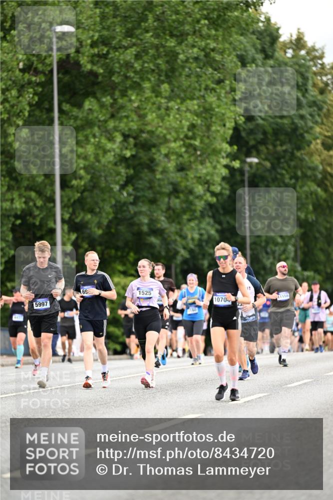 29.06.2025 - hella hamburg halbmarathon Dr. Thomas Lammeyer http://msf.ph/oto/8434720 29.06.2025 10:54:12 Kennedybrücke 1525, 1805, 2541, 2927, 2997, 3070, 4589, 5106, 5997, 6680, 6694, 6989, 7679, 7755, 8254, 9015, 9162, 9261, 10038, 10060, 10704, 10782, 11030 meine-sportfotos.de