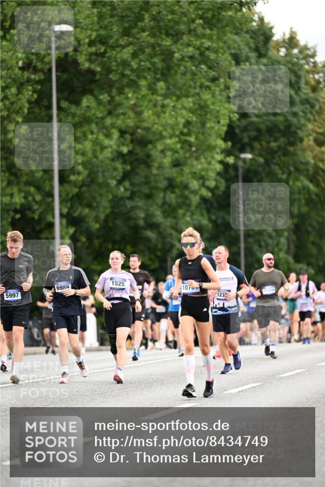 29.06.2025 - hella hamburg halbmarathon Dr. Thomas Lammeyer http://msf.ph/oto/8434749 29.06.2025 10:54:13 Kennedybrücke 1525, 1805, 2541, 2927, 2997, 3070, 4589, 5106, 5997, 6680, 6694, 6989, 7679, 7755, 8254, 9015, 9162, 9261, 10038, 10060, 10704, 10782, 11030 meine-sportfotos.de