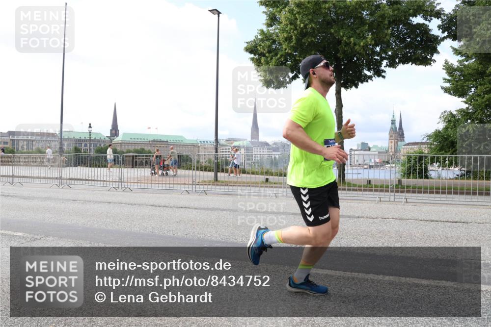 29.06.2025 - hella hamburg halbmarathon Lena Gebhardt http://msf.ph/oto/8434752 29.06.2025 10:08:49 Lombardsbrücke 1427, 3762, 5347, 6100, 6590, 7453, 7476, 9457, 9823, 9951, 9958, 10035, 10092, 11657, 11780, 11967, 12144, 13174, 13592, 13593, 14902, 14965, 15429, 15584, 15586, 15592, 16439, 18266, 18505 meine-sportfotos.de