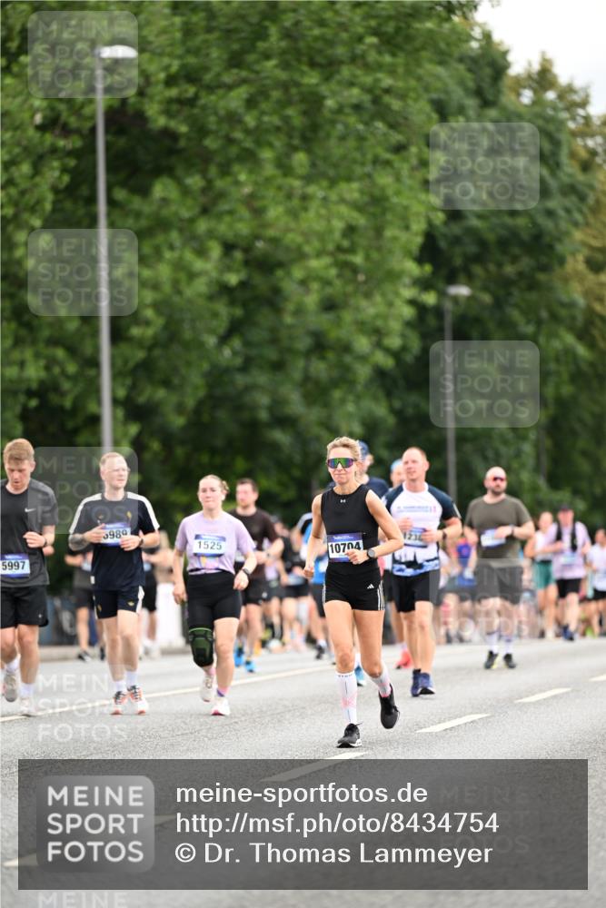 29.06.2025 - hella hamburg halbmarathon Dr. Thomas Lammeyer http://msf.ph/oto/8434754 29.06.2025 10:54:13 Kennedybrücke 1525, 1805, 2541, 2927, 2997, 3070, 4589, 5106, 5997, 6680, 6694, 6989, 7679, 7755, 8254, 9015, 9162, 9261, 10038, 10060, 10704, 10782, 11030 meine-sportfotos.de