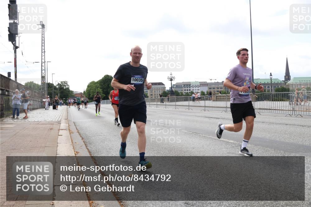 29.06.2025 - hella hamburg halbmarathon Lena Gebhardt http://msf.ph/oto/8434792 29.06.2025 10:08:51 Lombardsbrücke 1196, 10035, 1147, 1427, 3762, 5347, 6100, 6590, 7453, 7476, 9951, 9958, 10035, 10092, 11496, 11657, 11780, 11967, 12144, 13174, 13592, 13593, 14902, 14965, 15429, 15584, 15586, 15592, 16439, 17347, 18266, 18505 meine-sportfotos.de