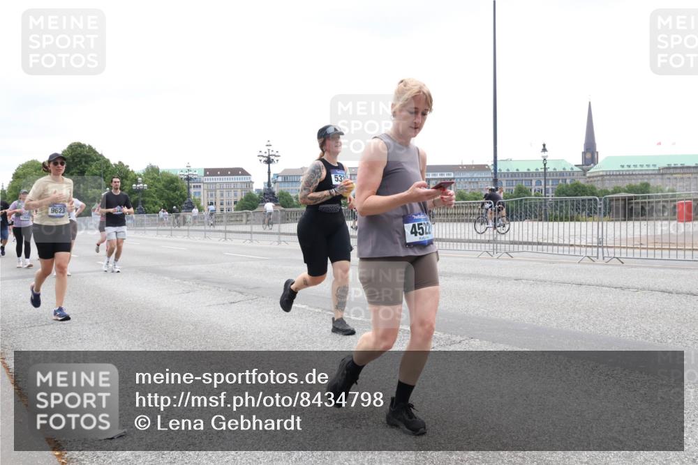 29.06.2025 - hella hamburg halbmarathon Lena Gebhardt http://msf.ph/oto/8434798 29.06.2025 11:21:49 Lombardsbrücke 13642, 9623, 533, 4522, 1378, 2446, 2710, 2715, 3036, 3664, 3665, 3672, 4522, 4853, 5377, 5383, 5614, 5723, 5867, 6221, 6400, 6451, 6732, 6733, 6889, 6957, 7486, 7540, 8044, 8164, 8348, 8379, 9001, 9023, 9049, 9268, 9623, 10699, 11703, 11847, 12202, 12249, 12693, 12709, 12962, 13642, 14186, 14211, 14260, 14579, 14876, 14961, 15812, 16033, 16046, 16195, 16273, 17126, 17678, 18557, 18602, 18603 meine-sportfotos.de
