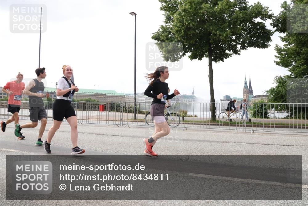 29.06.2025 - hella hamburg halbmarathon Lena Gebhardt http://msf.ph/oto/8434811 29.06.2025 10:44:49 Lombardsbrücke 721, 9397, 16577, 1024, 1273, 1345, 1629, 1924, 2007, 2674, 2779, 3506, 3570, 4215, 4275, 4496, 4968, 5190, 5355, 5647, 5649, 6002, 6841, 6888, 7216, 7699, 7912, 8582, 8907, 9036, 9084, 9085, 9331, 9333, 9397, 9536, 10006, 10303, 10304, 10416, 10562, 10566, 10668, 10707, 11272, 11825, 12198, 12318, 12332, 12334, 12394, 12409, 13039, 13261, 13262, 13288, 13330, 13390, 13906, 14091, 14123, 14350, 14681, 14971, 18454, 18459 meine-sportfotos.de
