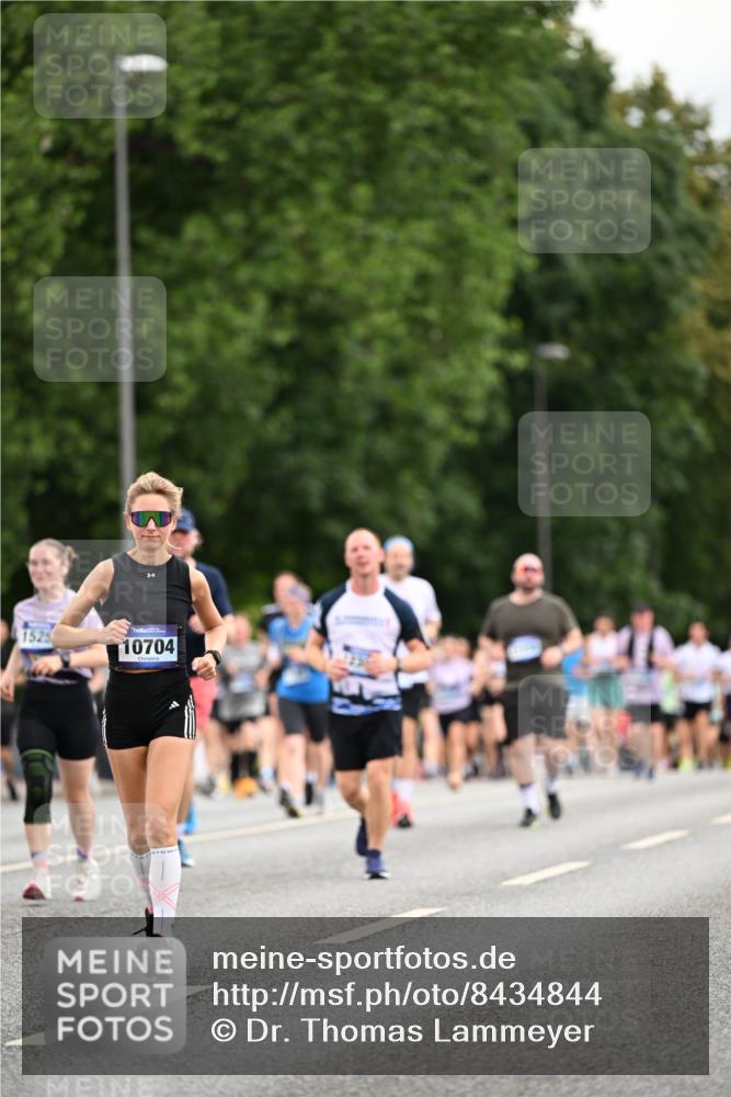 29.06.2025 - hella hamburg halbmarathon Dr. Thomas Lammeyer http://msf.ph/oto/8434844 29.06.2025 10:54:15 Kennedybrücke 1525, 1805, 2160, 2541, 2927, 2997, 3070, 4589, 5106, 5997, 6680, 6694, 6989, 7755, 8254, 9015, 9162, 9261, 10038, 10060, 10704, 11030 meine-sportfotos.de
