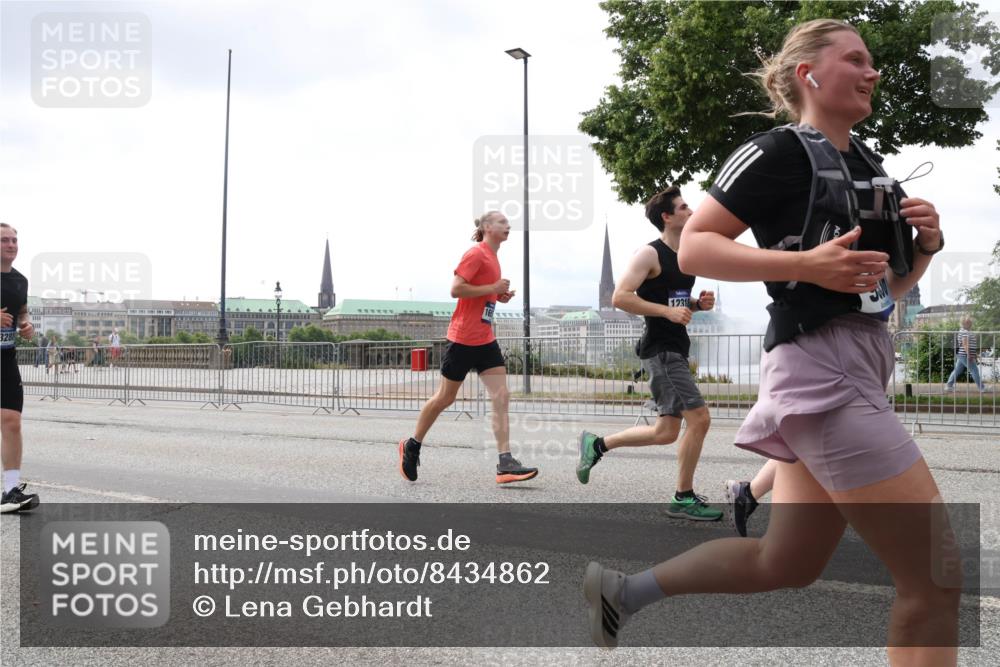 29.06.2025 - hella hamburg halbmarathon Lena Gebhardt http://msf.ph/oto/8434862 29.06.2025 10:44:51 Lombardsbrücke 3288, 12318, 1024, 1273, 1629, 1685, 1924, 2007, 2674, 2779, 3506, 3570, 4215, 4275, 4968, 5190, 5355, 5649, 6002, 6509, 6841, 6888, 7216, 7699, 7912, 8582, 8762, 8907, 9036, 9084, 9085, 9331, 9333, 9397, 9536, 10006, 10303, 10304, 10416, 10562, 10566, 10668, 10707, 11272, 11825, 12198, 12318, 12332, 12334, 12394, 12409, 13039, 13261, 13262, 13288, 13330, 13390, 14091, 14350, 14681, 14971, 18454, 18459 meine-sportfotos.de