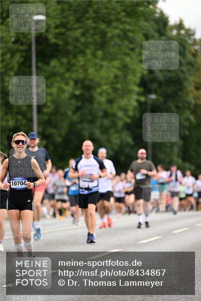 29.06.2025 - hella hamburg halbmarathon Dr. Thomas Lammeyer http://msf.ph/oto/8434867 29.06.2025 10:54:16 Kennedybrücke 1525, 1805, 2160, 2541, 2927, 2997, 3070, 4589, 5106, 5997, 6680, 6694, 6989, 7755, 8254, 9015, 9162, 9261, 9940, 10038, 10060, 10704, 11030, 11426 meine-sportfotos.de
