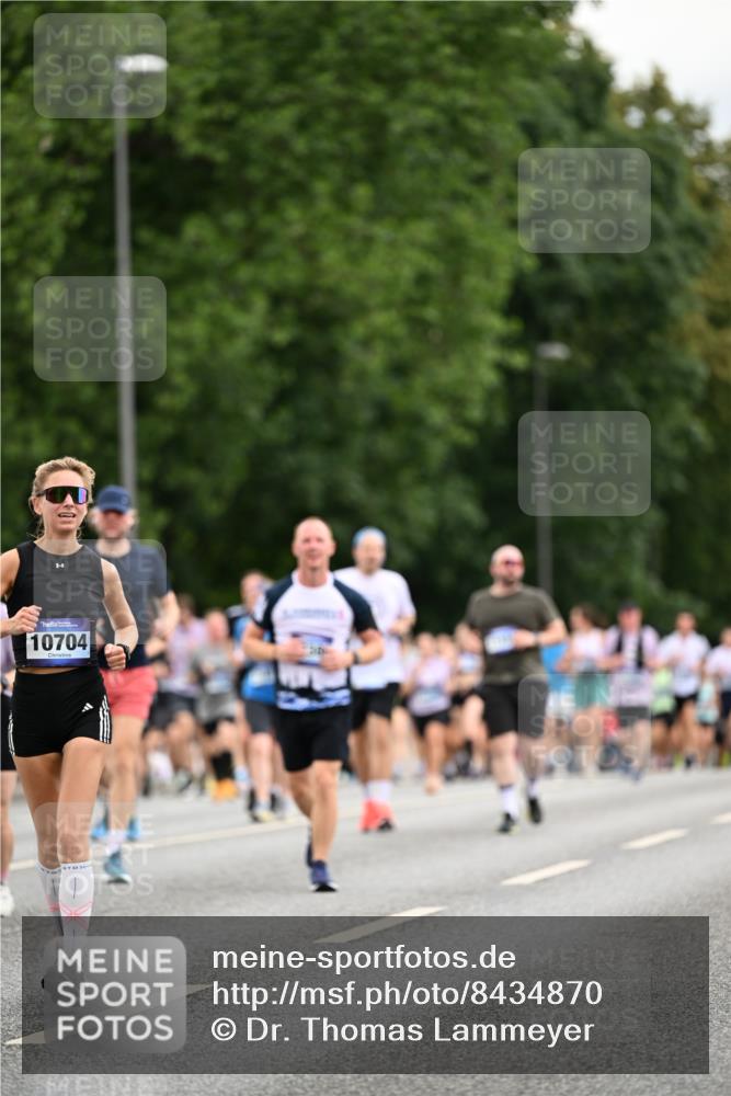 29.06.2025 - hella hamburg halbmarathon Dr. Thomas Lammeyer http://msf.ph/oto/8434870 29.06.2025 10:54:16 Kennedybrücke 1525, 1805, 2160, 2541, 2927, 2997, 3070, 4589, 5106, 5997, 6680, 6694, 6989, 7755, 8254, 9015, 9162, 9261, 9940, 10038, 10060, 10704, 11030, 11426 meine-sportfotos.de